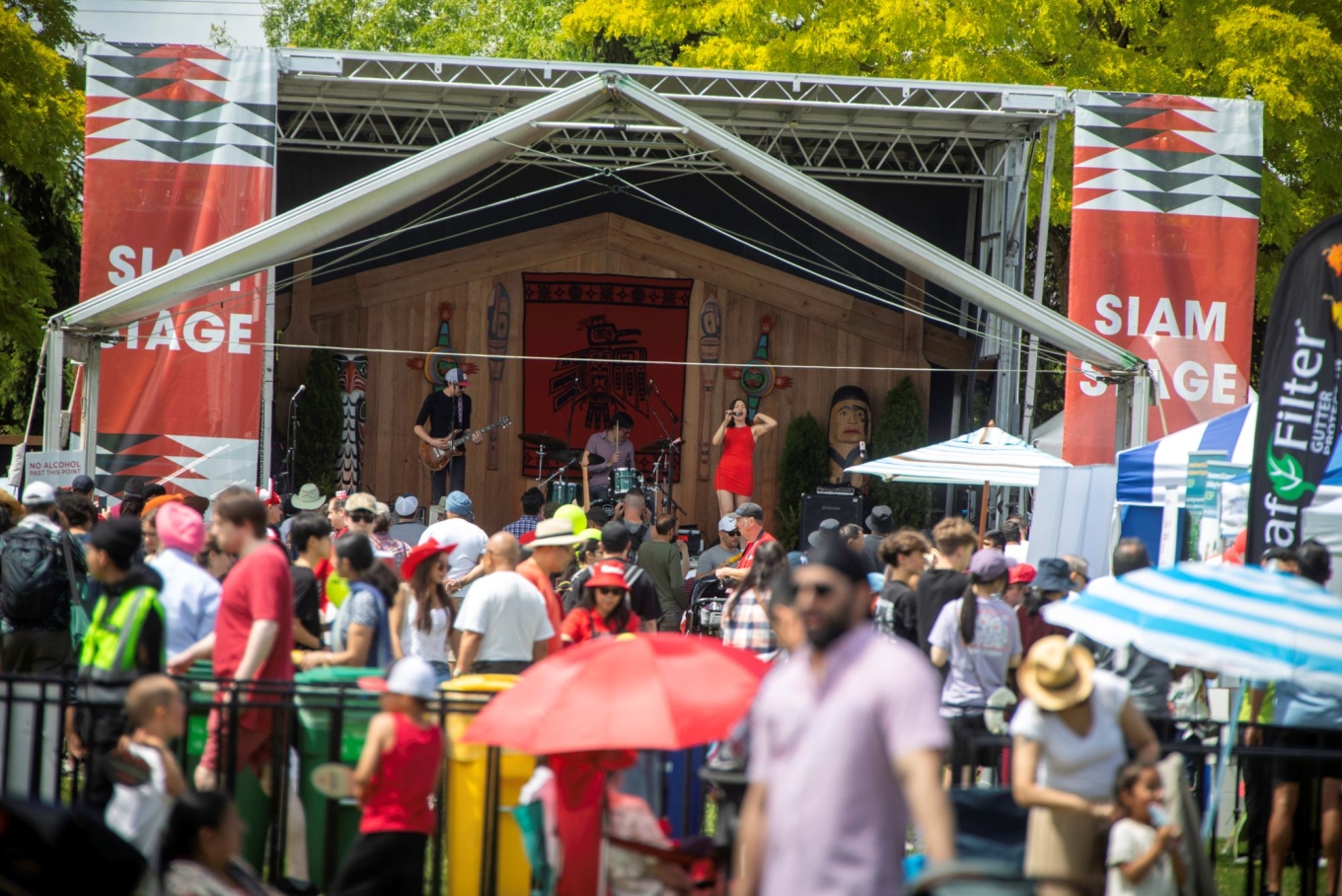 A crowd in front of the Siam Stage.